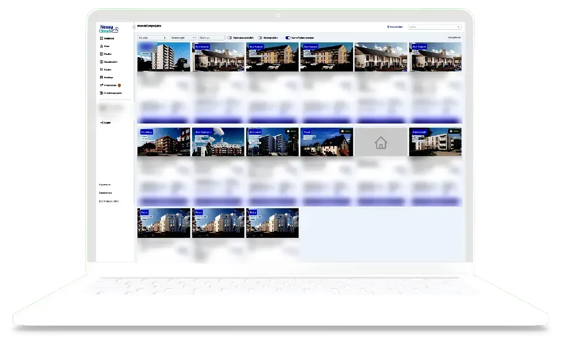 Laptop mit der Objektübersicht von NessyCloud: Raster aus Wohnanlagen mit Fotos und Filtern.