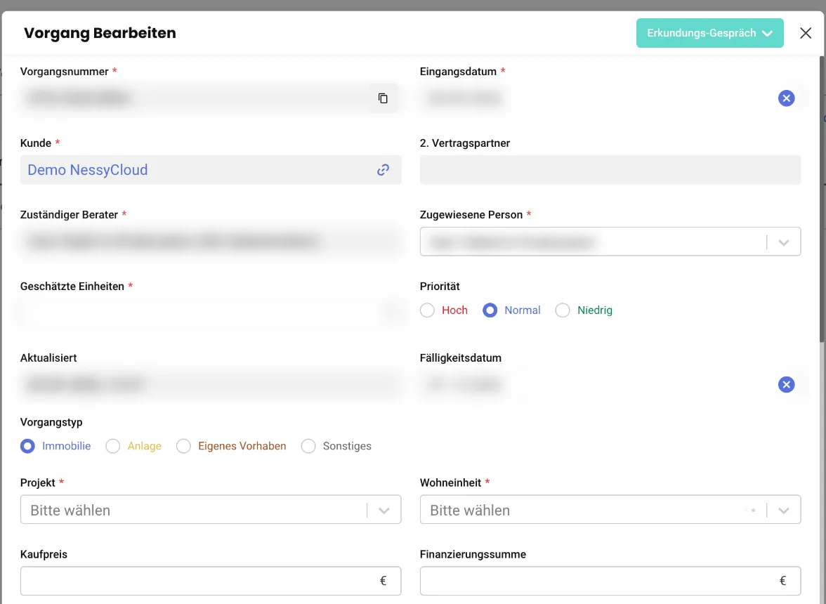 Dialog Vorgang bearbeiten mit Status, Kunde, Priorität, Fälligkeitsdatum, Vorgangstyp, Projekt und Wohneinheit; Namen und Daten unkenntlich
