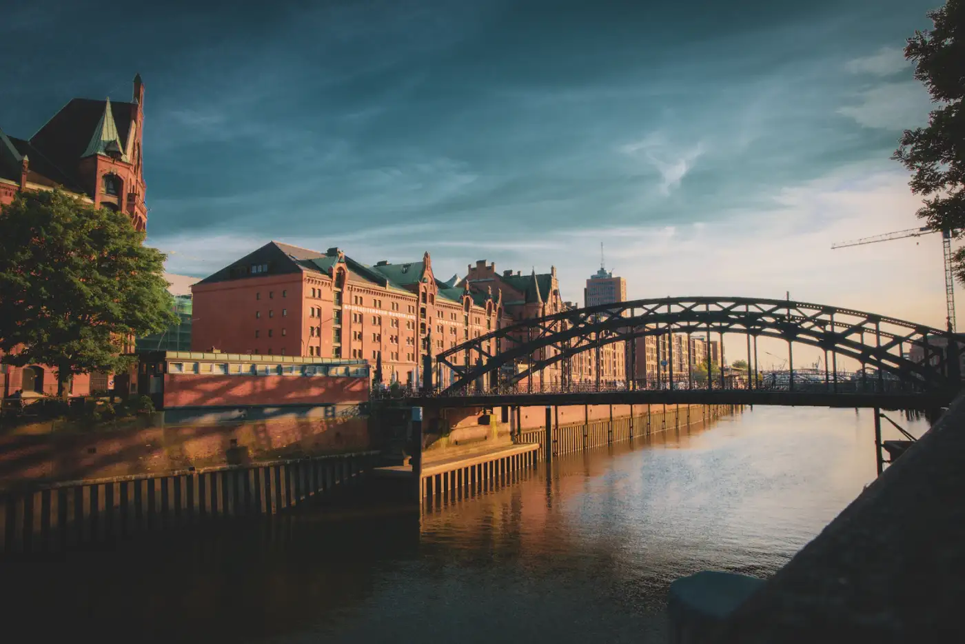 Speicherstadt in Hamburg: Backsteinspeicher und Brücke am Fleet bei Tageslicht.